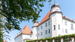  Mitarbeiter in der Pflegeeinrichtung Schloss Fellheim sind begeistert vom Arbeitsmodell der 4-Tage-Woche