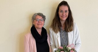 Birgit Knufinke gratuliert Tamara Aydin zu ihrer neuen Stelle als Einrichtungsleistung in Neunkirchen